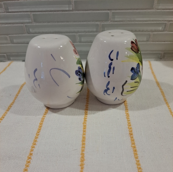 Vtg Floral Theme Hand Painted Ceramic Salt & Pepper Shakers - Picture 4 of 4